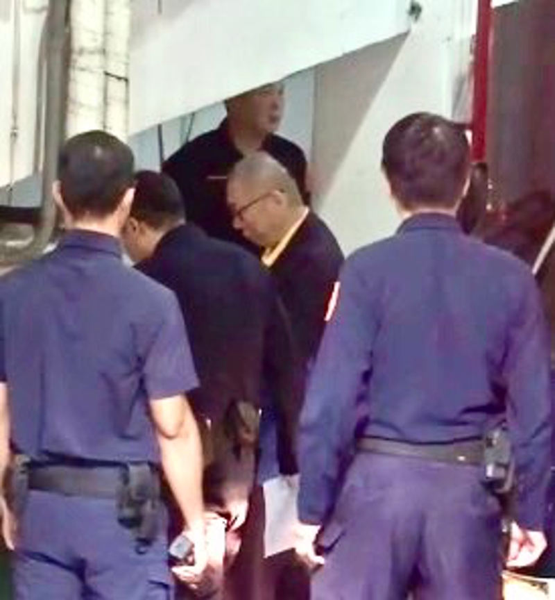 民眾黨主席柯文哲以光頭造型應訊。（