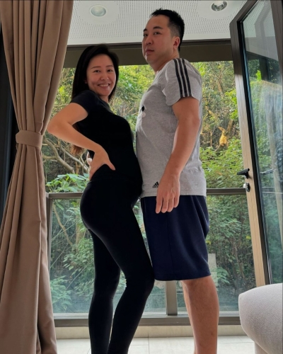 夫婦合照中，蔡慧欣就同老公肚貼肚，笑到見牙不見眼，相當溫馨。