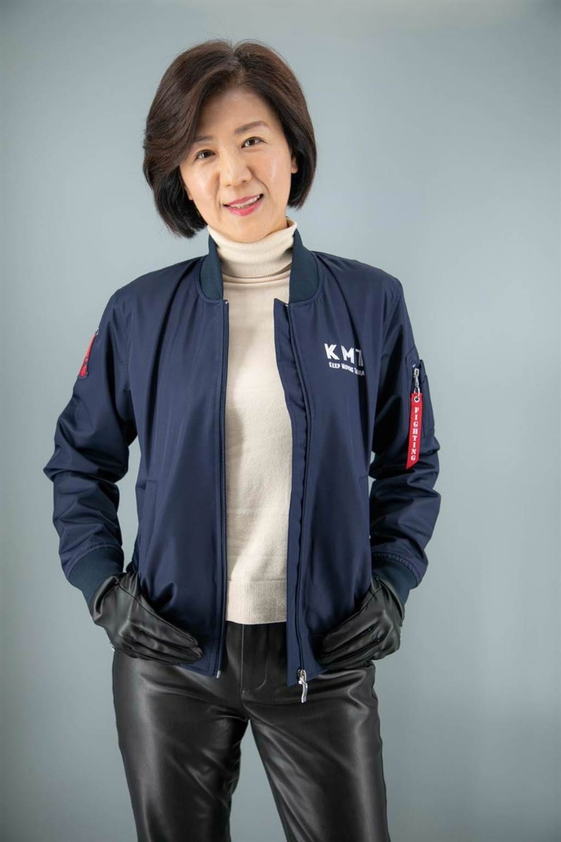 國民黨“立委”王育敏2021年曾拍攝國民黨飛行外套的宣傳照，遭民進黨中央干部酸是50歲阿姨。