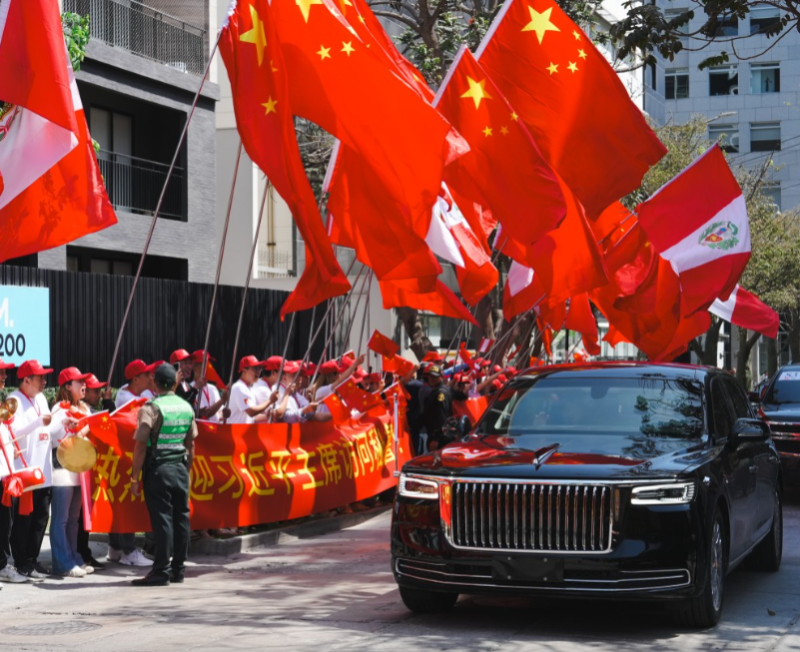 習近平在秘魯使用「紅旗」牌專車。新華社