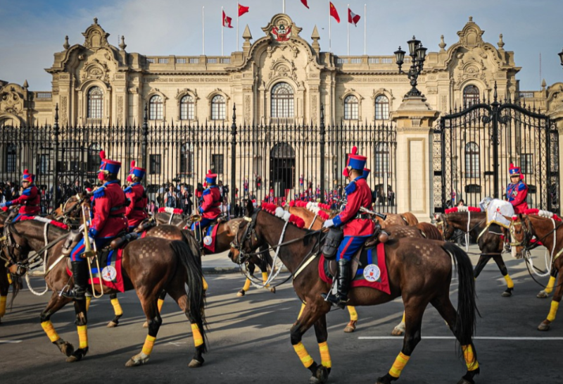秘魯總統為習近平舉行隆重歡迎儀式。新華社