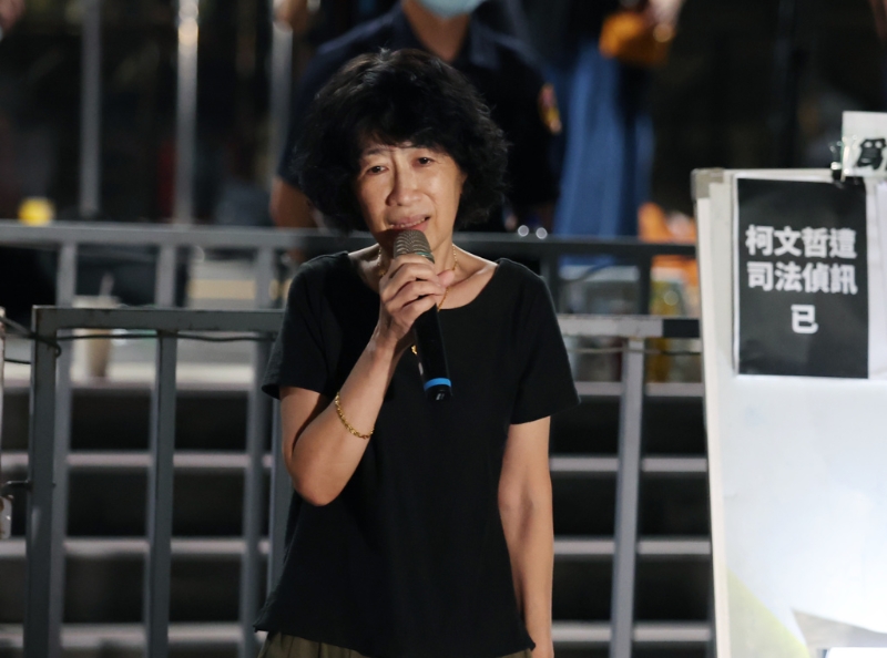 民眾黨主席柯文哲夫人陳佩琪（中）。