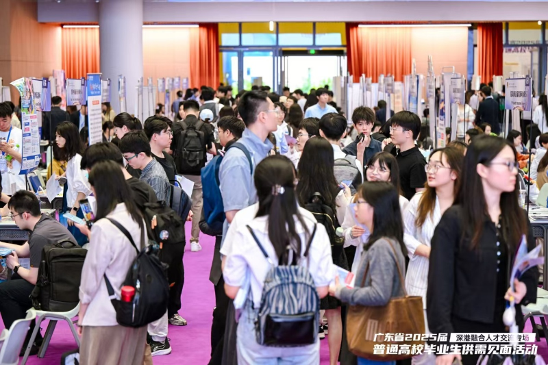 3000多位學子參加了此次招聘活動，現場人潮涌動。1