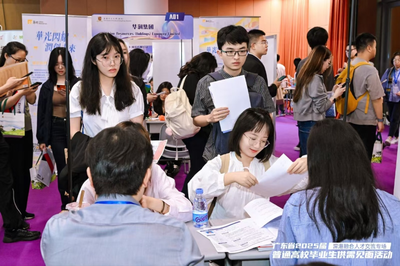 3000多位學子參加了此次招聘活動，現場人潮涌動。