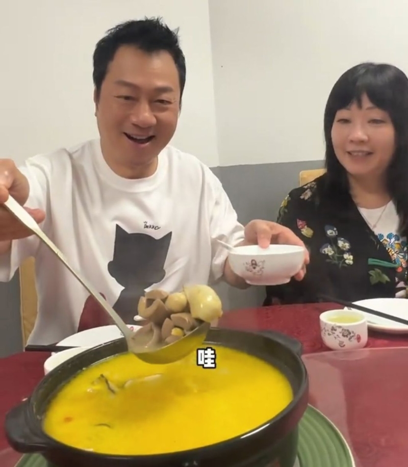 柴十七黎耀祥帶同太太，打卡招牌菜豬腰雞子生蠔湯￥288。