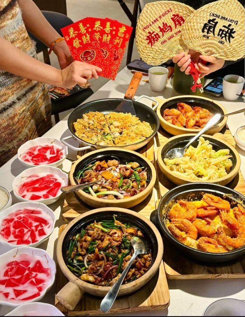 深圳長龍店啫騰日前在江門開新店，傳統啫啫煲融入新元素，即點即制。