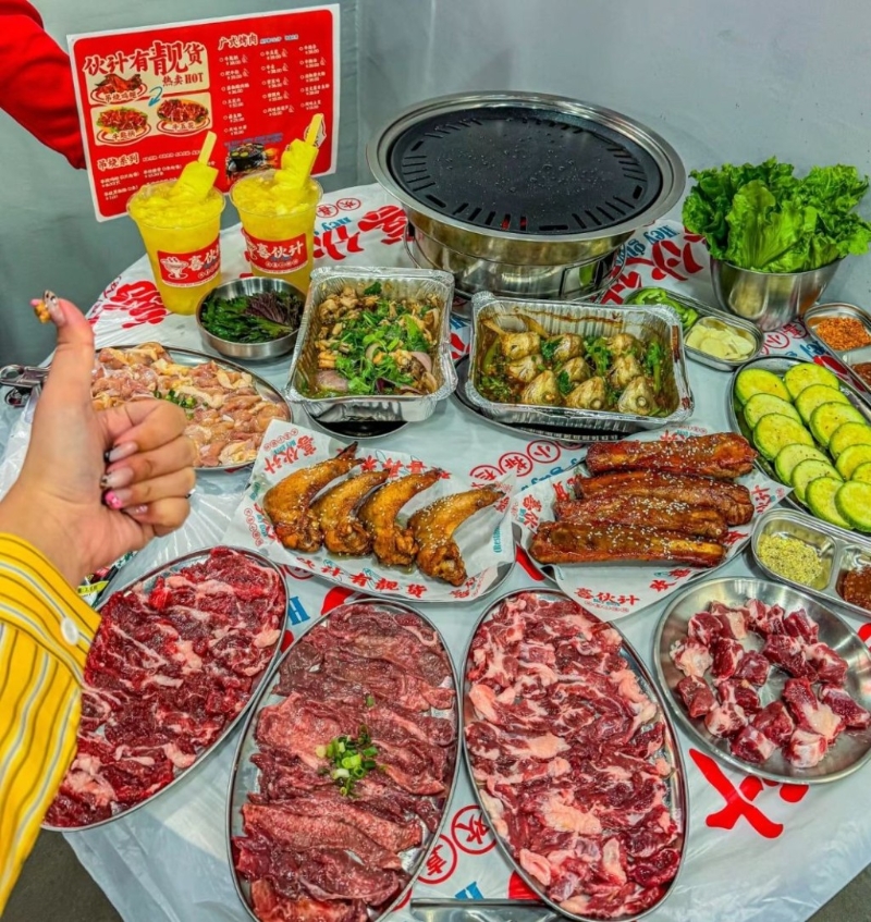 網紅廣式烤肉店，主打錫紙燒、瓦缸吊燒，食材新鮮。