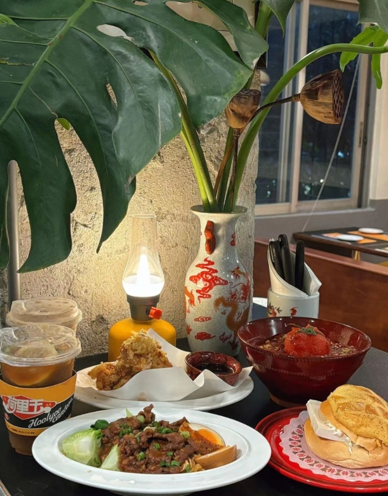 很多年輕人來品嘗港式茶餐廳美食，因為價格實惠，迅即成為網紅打卡好去處。