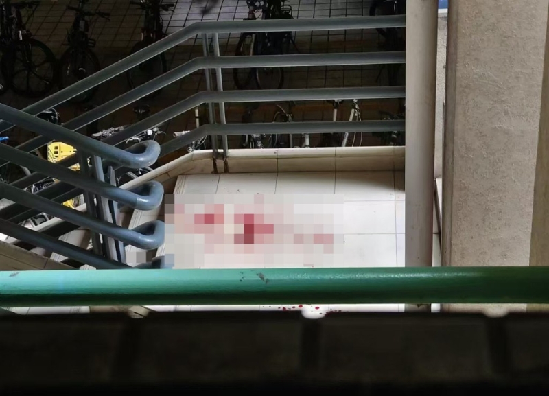 校園梯間及走廊遺下傷者大量血跡。x