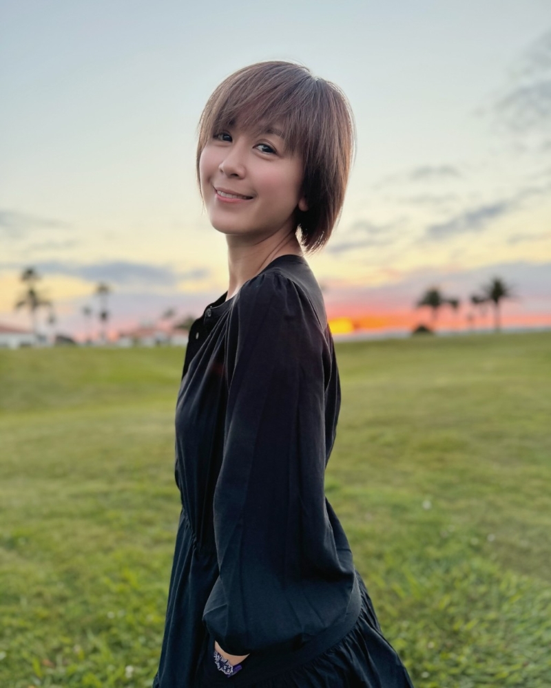 唐寧15日在IG曬出了她的新造型靚相，相中見她剪了一頭瀏海短發，染上淺棕色，面上完全沒細紋，皮膚相當好。