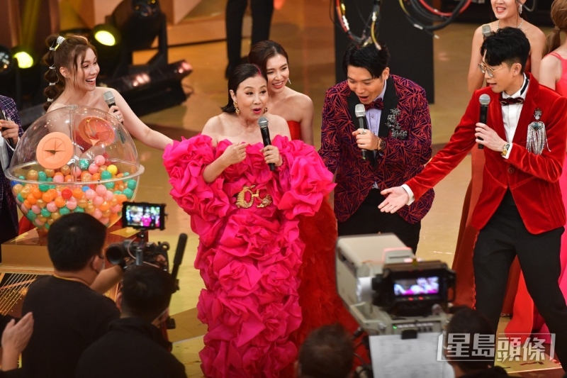 眾MC都為汪明荃感到興奮。