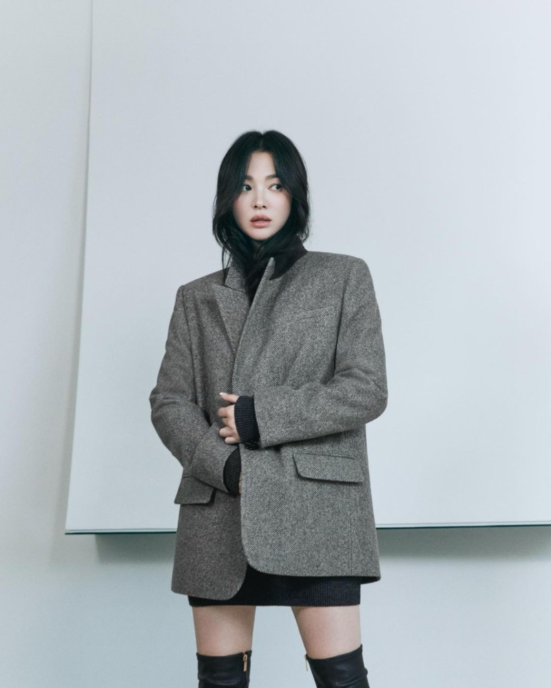 韓國百想視后宋慧喬以oversize西裝外套，襯以針織裙及過膝長靴，優雅時尚。(圖片來源：IG@kyo1122)