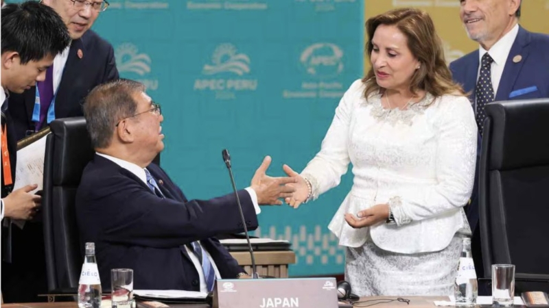 石破茂坐著跟秘魯總統博盧阿特特握手，被批失禮。