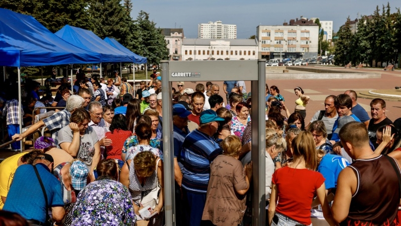 從庫爾斯克地區撤離的居民在人道主義援助物資分發中心排隊。