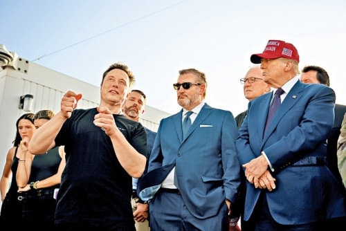 火箭升空前，馬斯克向特朗普和參議員克魯茲（中）等人解說。