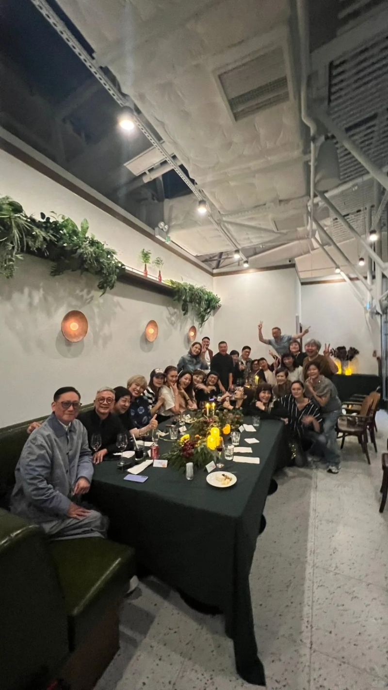 有網民昨日貼出多張聚餐的照片，見到有不少時裝界名人出現，包括時裝設計師馬偉明（Walter）、張路路（Lulu）、名模陳嘉容（Eunis）及琦琦等廿多人出席，想不到邵美琪都在其中。