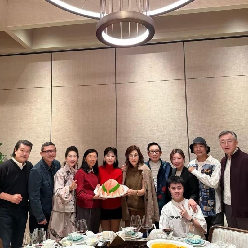 趙雅芝獲好友劉培基、杜德偉夫婦及王玉環與丈夫秦毅等好友為她慶祝，她的老公兼錦燊亦有到場。