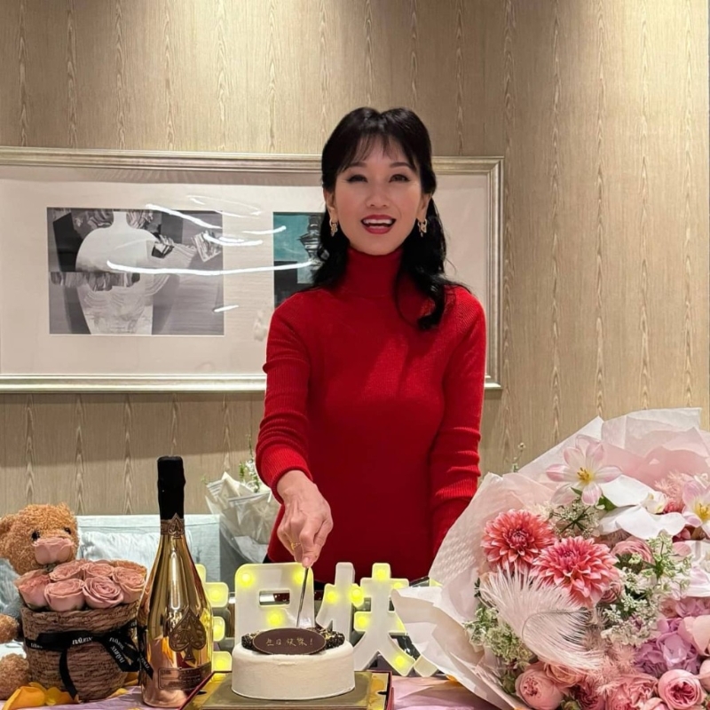 壽星女趙雅芝切蛋糕時，收到近2千元的黑桃A香檳和鮮花及公仔，笑到四萬咁口。