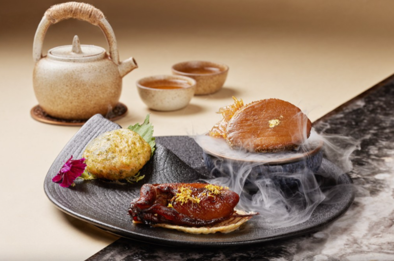 前菜三重奏包括花雕醉鮑魚、海苔蟹粉脆藕餅和桂花蜜汁香煎金蠔，三重海鮮風味。