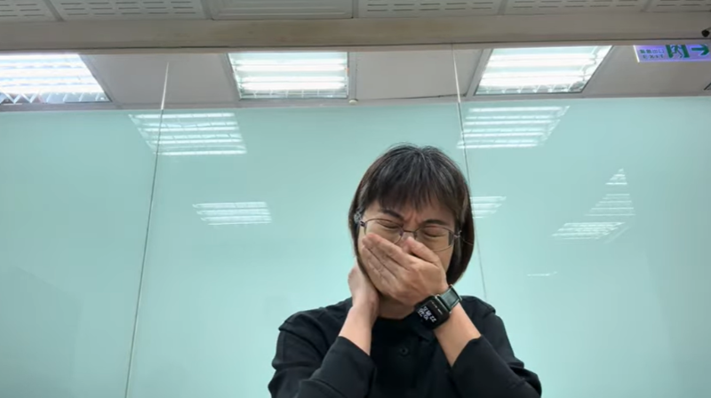 謝宜容在道歉影片中頻頻癟嘴、皺眉，還捂嘴哽咽，大批網友仍不買單。