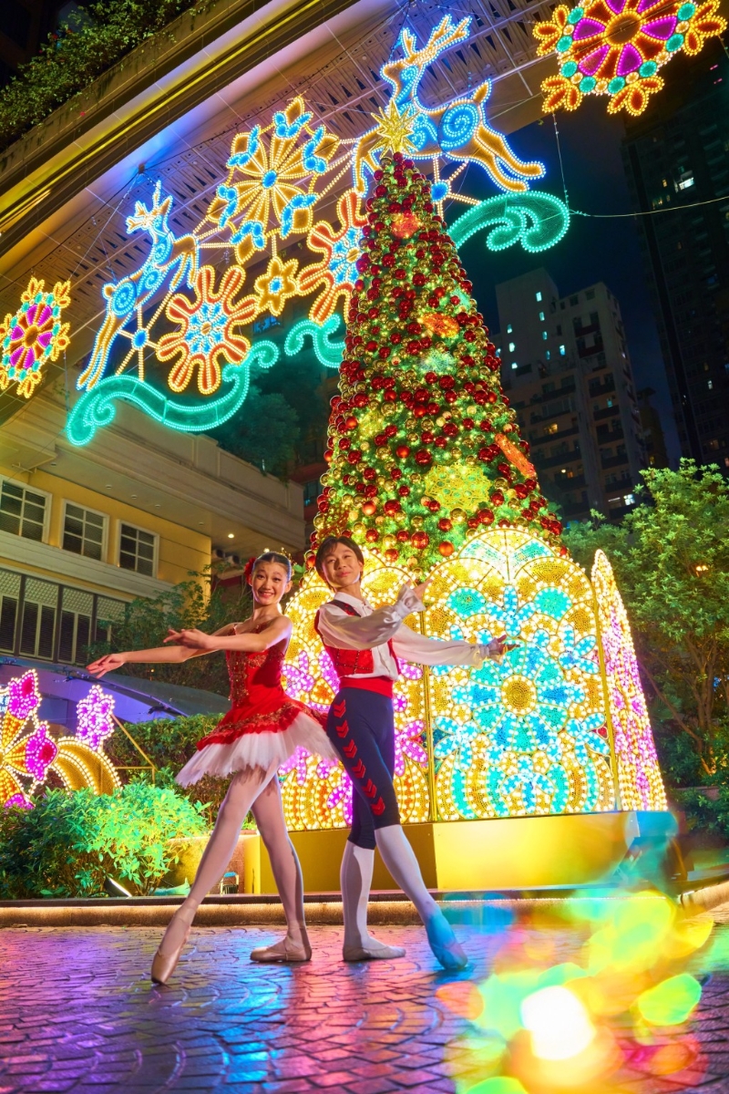 長達27米的「幻影雪鹿」蕾絲燈光裝置，象征幸福的馴鹿，周圍環繞著夢幻的雪花圖案，皆源自布魯日傳統蕾絲設計的優雅靈感。