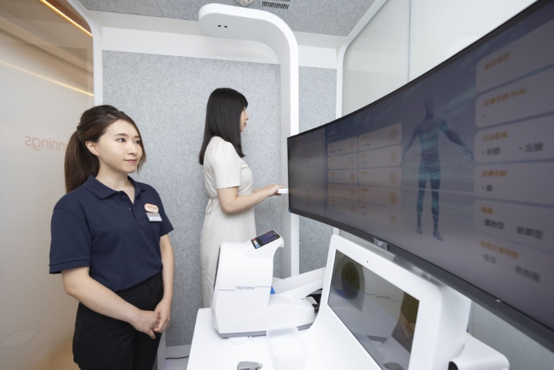 「萬寧智能健康站」設于中環國際金融中心商場的萬寧內，顧客可進行AI智能健康評估，5分鐘即可獲得20多項結果。