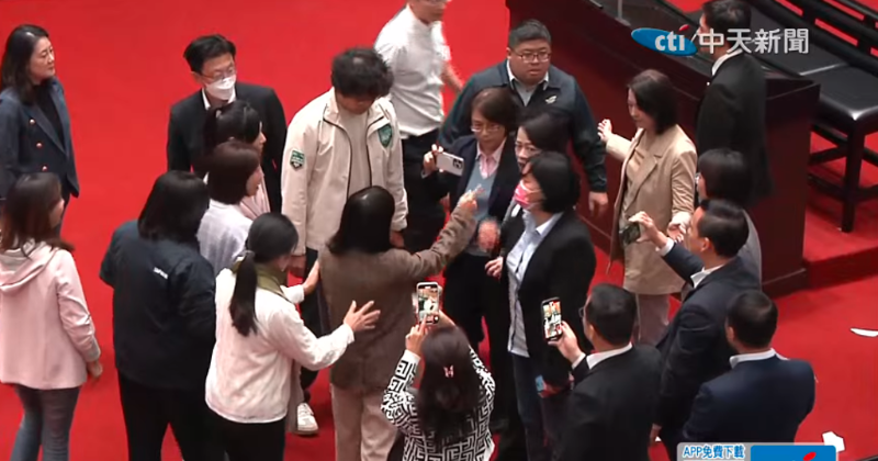 “立法院”國民黨團、民眾黨團提案成立“郭智輝調查委員會”、“國發基金調查委員會”，藍綠“立委”爆發沖突。