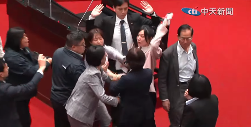 “立法院”國民黨團、民眾黨團提案成立“郭智輝調查委員會”、“國發基金調查委員會”，藍綠“立委”爆發沖突，民進黨“立委”吳沛憶搶下藍營看板、當場撕碎。