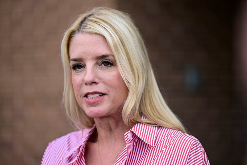 特朗普提名“美魔女”邦迪（Pam Bondi）為新的司法部長。