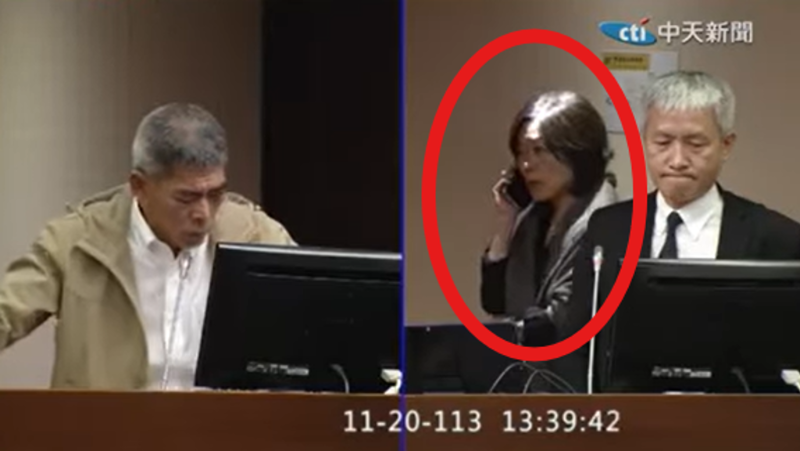 11月20日周三中午，“勞動部長”何佩珊備詢時突然接到一通神秘電話（紅圈者），資深媒體人黃揚明認為，這是關鍵分水嶺，民進黨全部人都變成正義之士，“這才是最惡心的！”