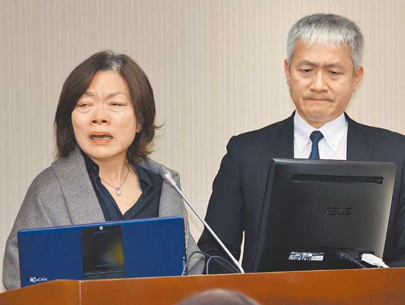 請辭獲準的“勞動部長”何佩珊（左）。