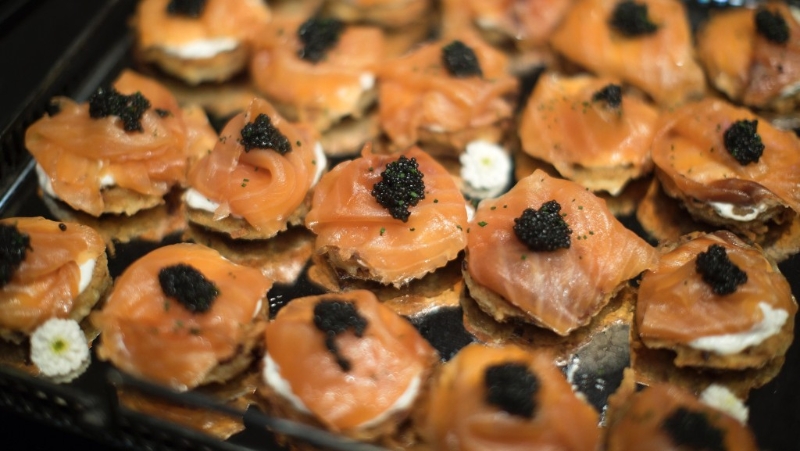 油脂豐富的魚類通常富含Omega-3脂肪酸，有助于改善神經元功能。