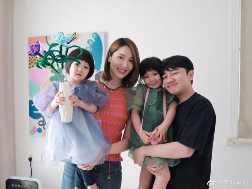 李亞男與王祖藍結婚多年，育有大女王天韻（Gabby）與細女王海靜（Hayley）。