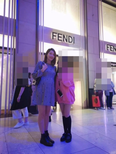 日前有網民在小紅書上分享了一張在香港置地廣場偶遇李亞男的合照，當中可見李亞男身挺巨肚，難道秘懷第三胎，又準備做媽媽？