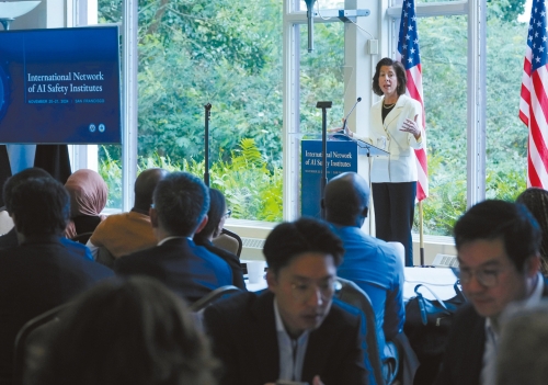 聯邦商貿部長雷蒙多出席在舊金山舉行的人工智能安全峰會。 美聯社