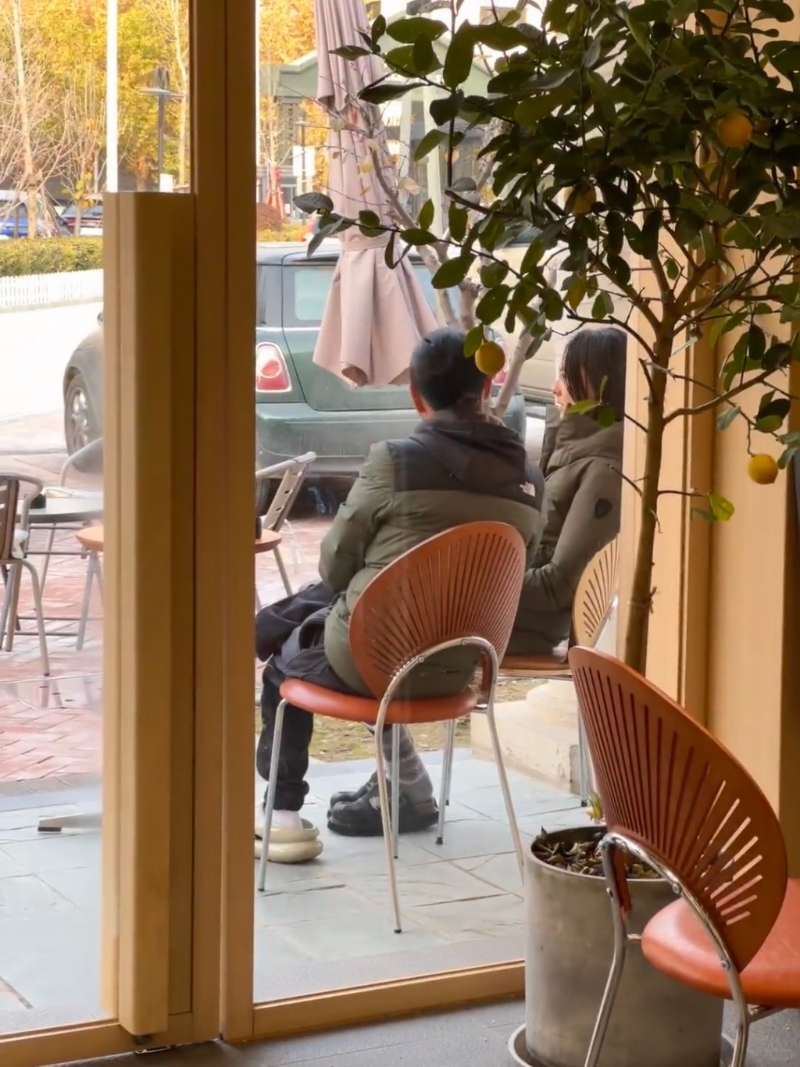 日前有網民目擊梁洛施與導演兼演員馬浴柯現身北京順義區一間咖啡店。