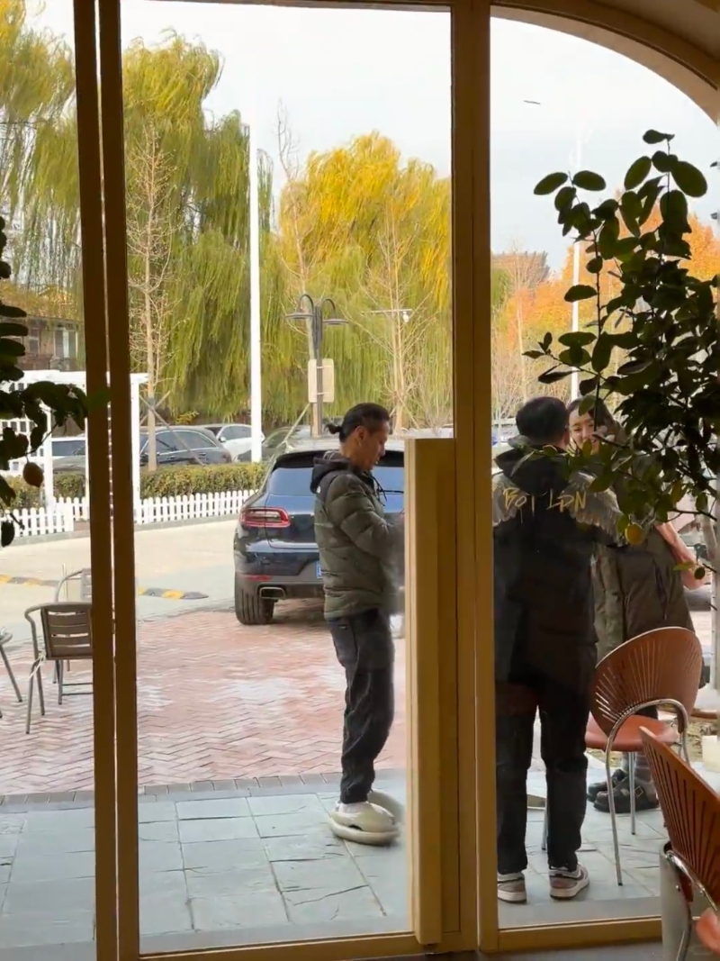 梁洛施還笑曬口跟另一名男子道別，而馬浴柯只顧低頭篤電話。