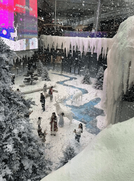 不定時還會噴灑人造雪，打造飄雪效果