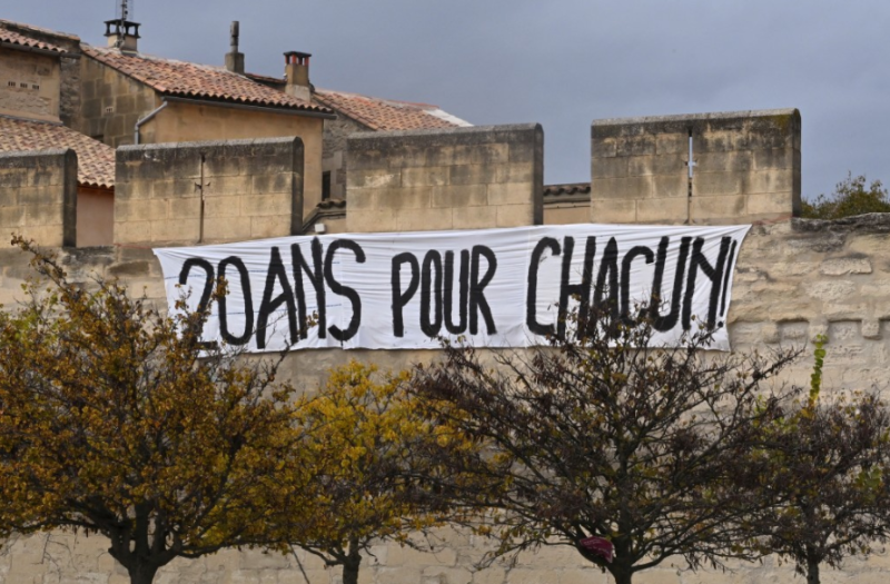亞維儂市外墻上出現要求判各被告入獄20年的橫額。路透社