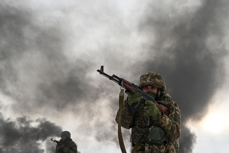 2024年11月22日，烏克蘭切爾尼戈夫地區，烏軍正在訓練場施作軍事演習。（陸透社）