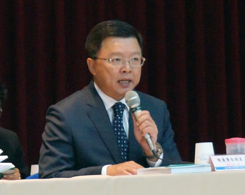 臺鹽實業前董事長陳啟昱涉嫌利益輸送掏空子公司臺鹽綠能卻因落跑被通緝，25日主動向臺南地檢署報到后，經檢察官聲押禁見，臺南地方法院晚間火速裁準。