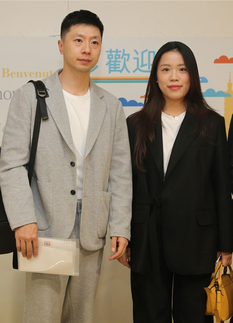 由馬英九基金會主辦的大陸高校師生訪問團于27日中午抵達桃園機場，展開為期9天8夜的參訪行程。本次訪問團由大陸7所頂尖大學的40名師生組成，其中包括奧運乒乓球六金得主馬龍（左）及奧運射擊金牌楊倩（右）。