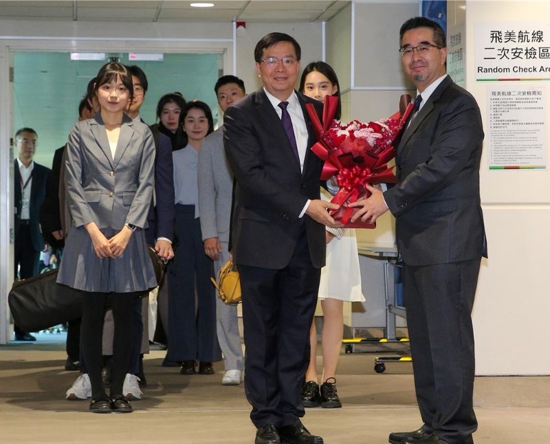 本次訪問團由大陸7所頂尖大學的40名師生組成，訪問團由清華大學黨委書記邱勇（前左）帶隊，馬英九基金會執行長蕭旭岑（前右）特別到登機口獻花歡迎。