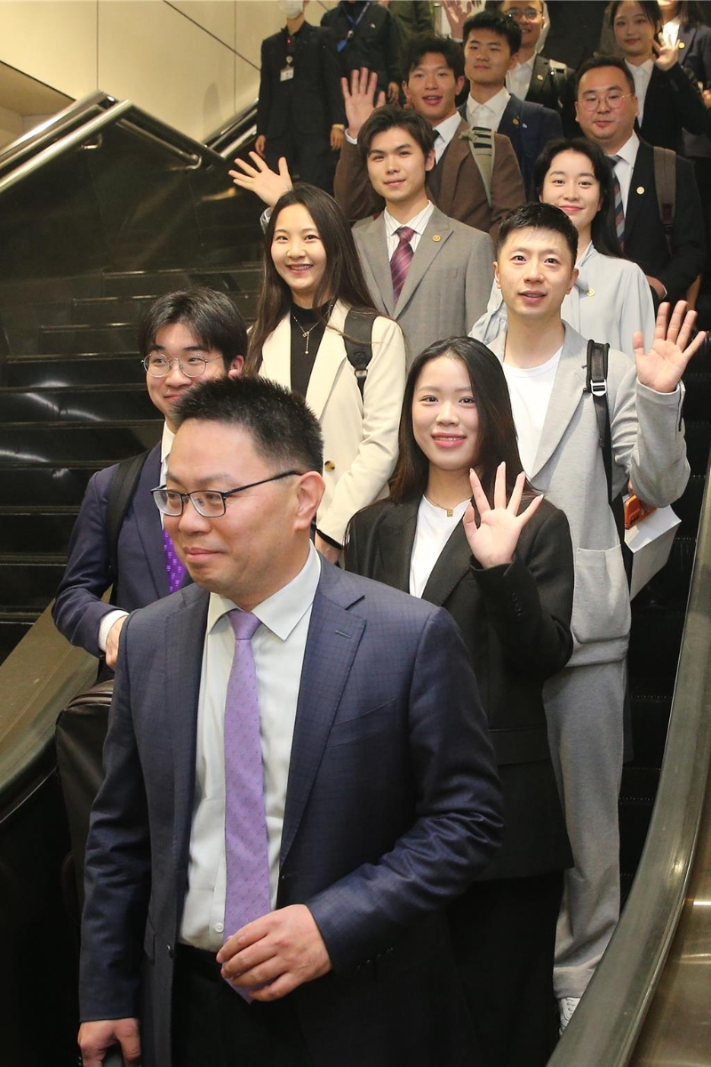 本次訪問團由大陸7所頂尖大學的40名師生組成，其中包括奧運乒乓球六金得主馬龍（右排三）及奧運射擊金牌楊倩（右排二）。