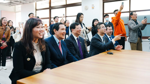 馬英九(左二)與陸生互動 馬英九(左二)與陸生互動