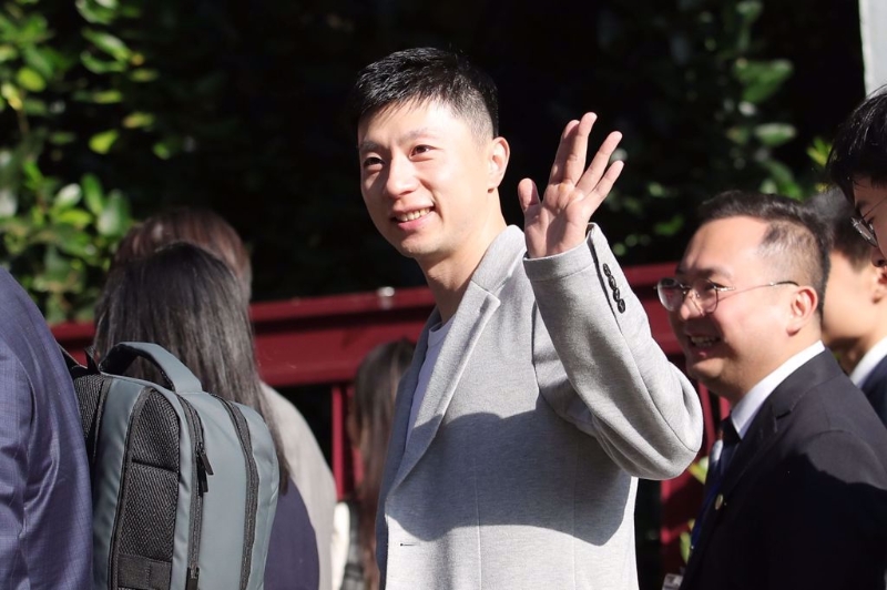 大陸奧運6金得主馬龍（中）也在參訪團行列中，并與一旁的粉絲揮手致意。