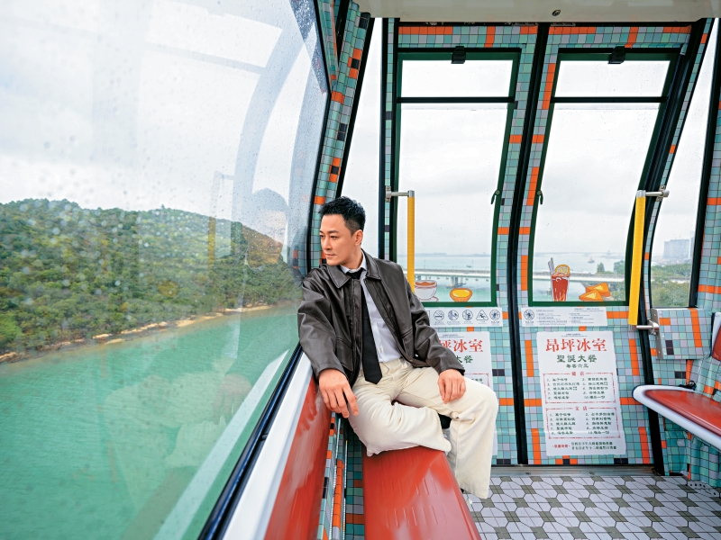 男神林峯，早前便率先搭上“港味濃”的世界級大自然纜車