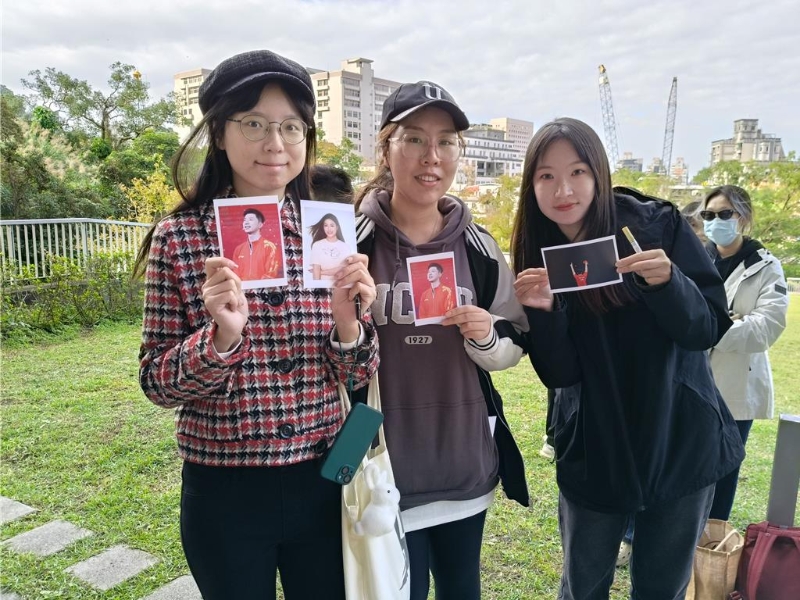 政大同學準備馬龍與楊倩照片前來欣賞偶像本人。
