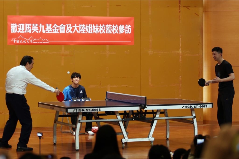 大陸桌球名將馬龍近日跟隨陸生團訪臺，29日前往文化大學進行交流，并與我國退役桌球名將蔣澎龍與巴黎奧運國手陳思羽切磋球技，上演奧運層級的交流賽。前總統馬英九（左）開球與馬龍（右）切磋一下。