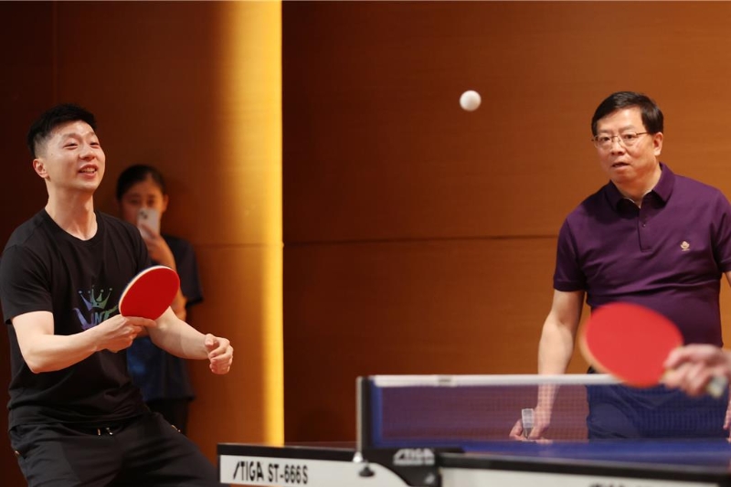 大陸桌球名將馬龍（左）近日跟隨陸生團訪臺，29日前往文化大學進行交流，并與我國退役桌球名將蔣澎龍與巴黎奧運國手陳思羽切磋球技，上演奧運層級的交流賽。